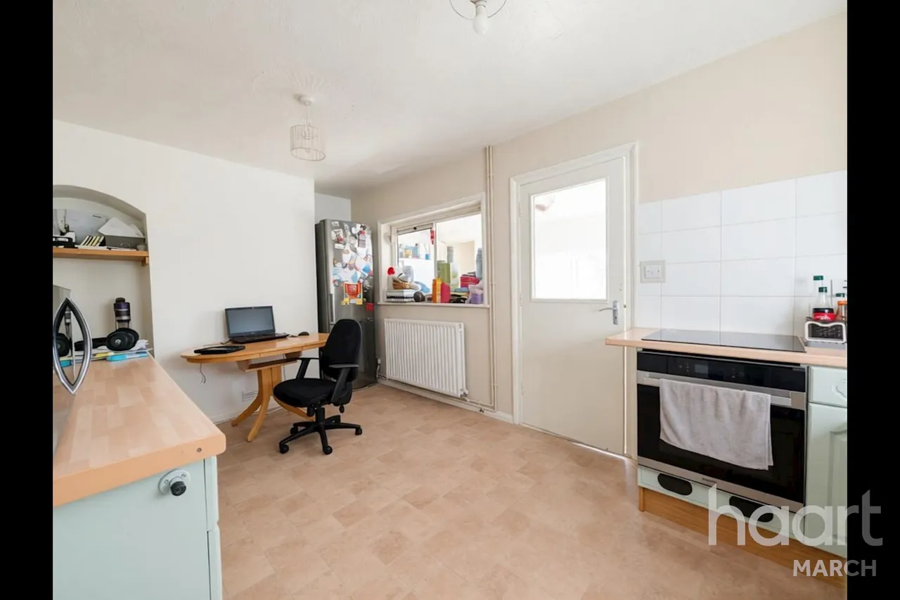 Burnsfield Estate, Chatteris, PE16, photo 9