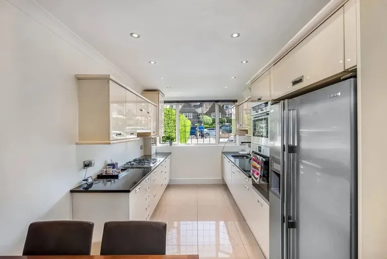 Finchley Road, Golders Green, NW11 7PE, photo 2