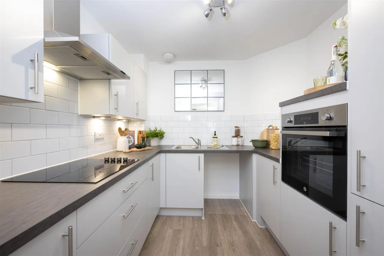 2 bed flat to rent, Station Road, Great Shelford, CB22