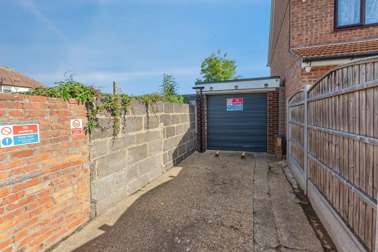 Cherry Walk, Rainham, photo 10