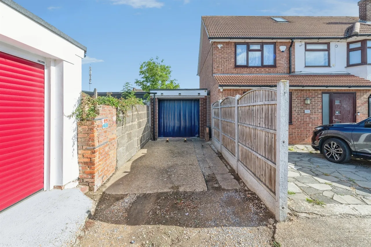 Cherry Walk, Rainham, photo 2