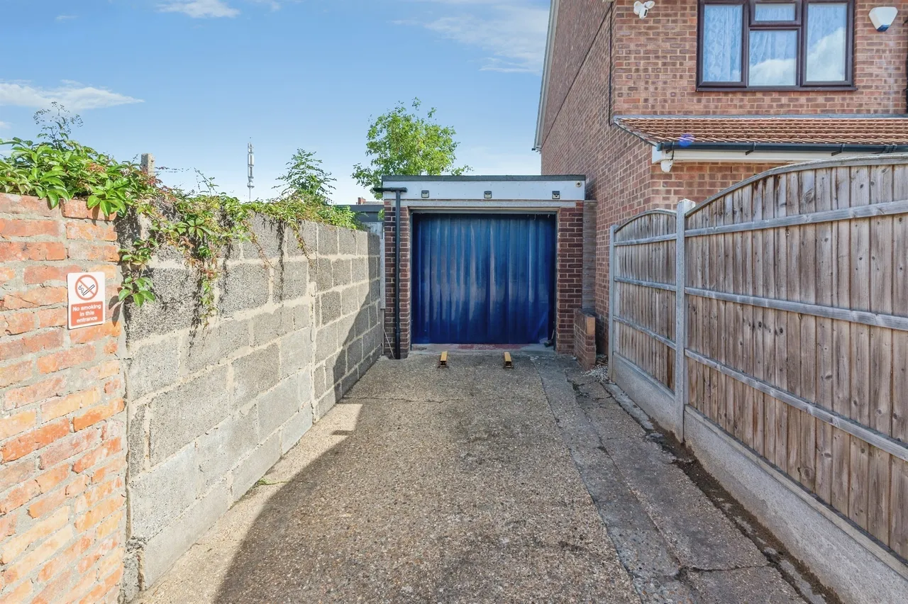 Cherry Walk, Rainham, photo 11