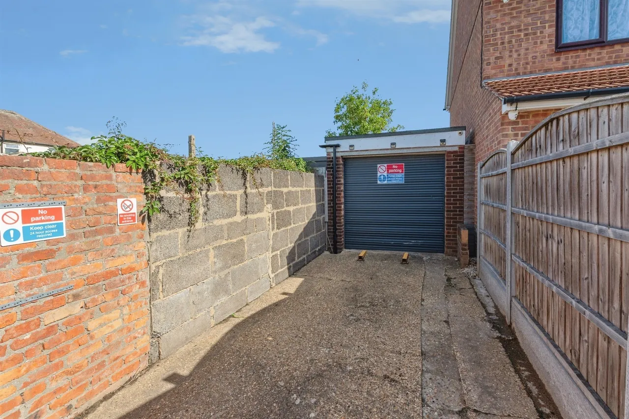 Cherry Walk, Rainham, photo 8