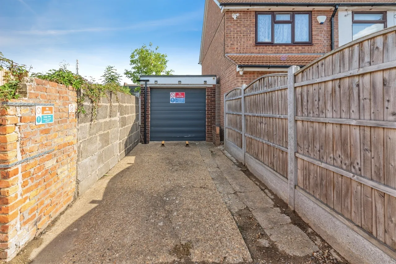 Cherry Walk, Rainham, photo 9