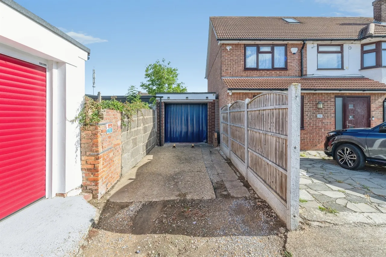 Cherry Walk, Rainham, photo 3