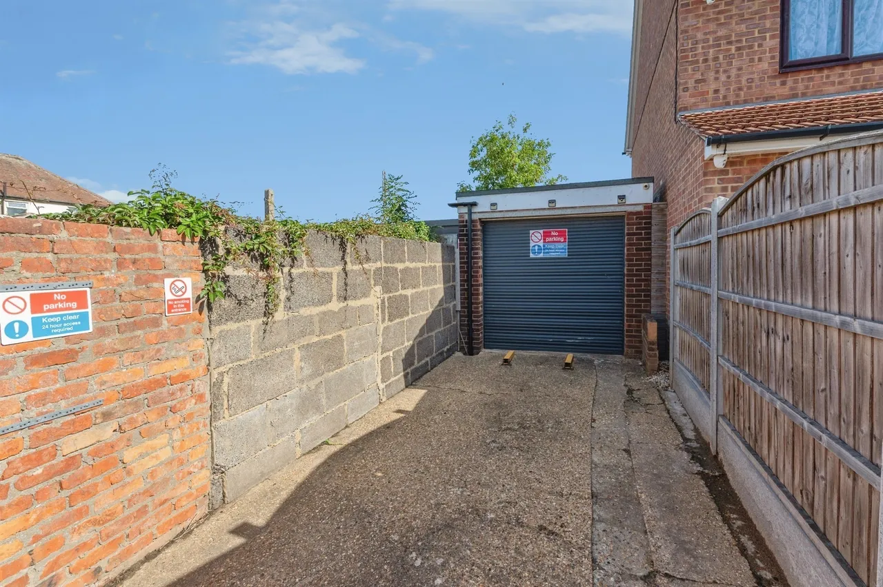 Cherry Walk, Rainham, photo 12