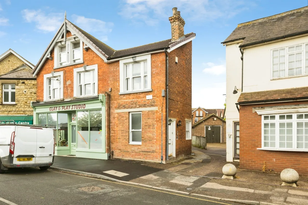 2 bed flat for sale, Yattendon Road, Horley, RH6