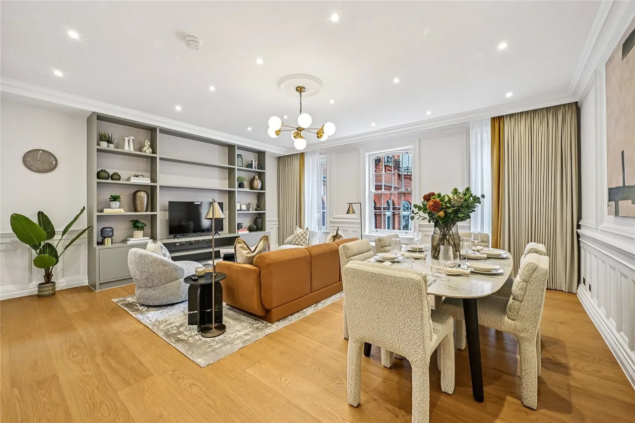 2 bed flat to rent, Stratton Street, London, W1J