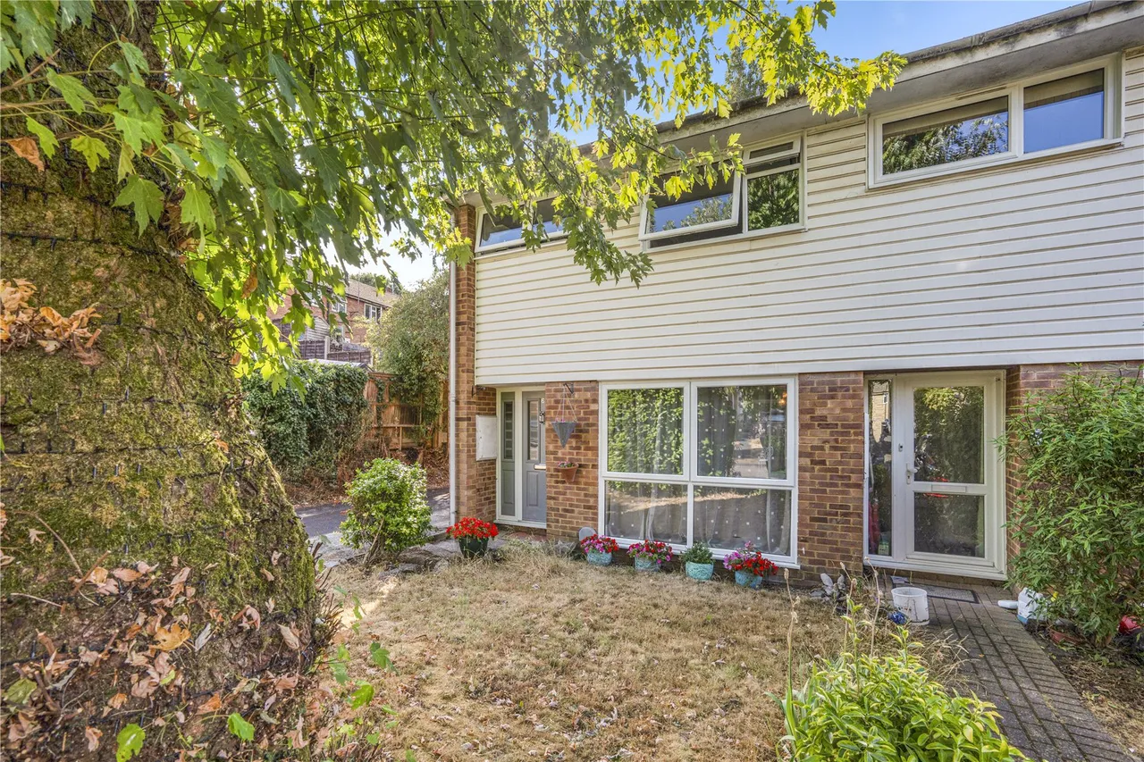 3 bed house for sale, Elm Court, Knaphill, GU21