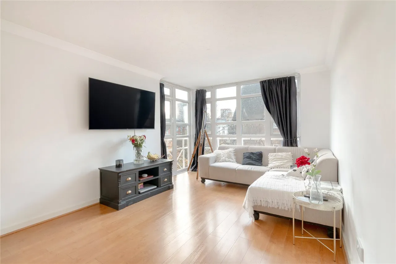 2 bed flat for sale — Eleanor Close, London, SE16