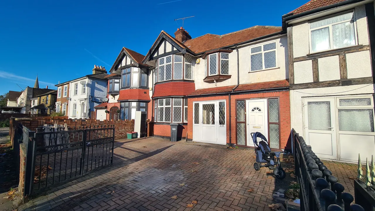 4 bed house to rent — Bath Road, Hounslow