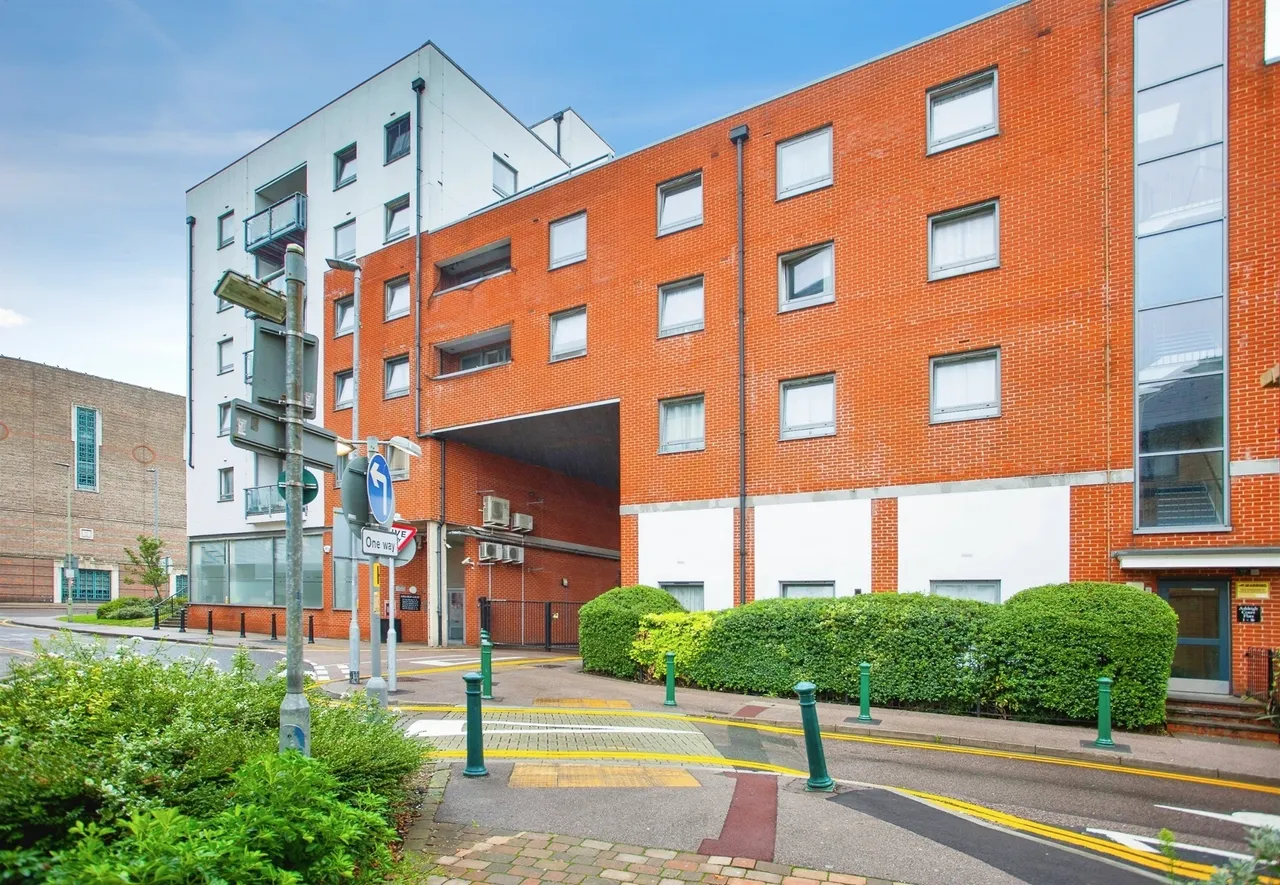 2 bed flat for sale — Loates Lane, Watford