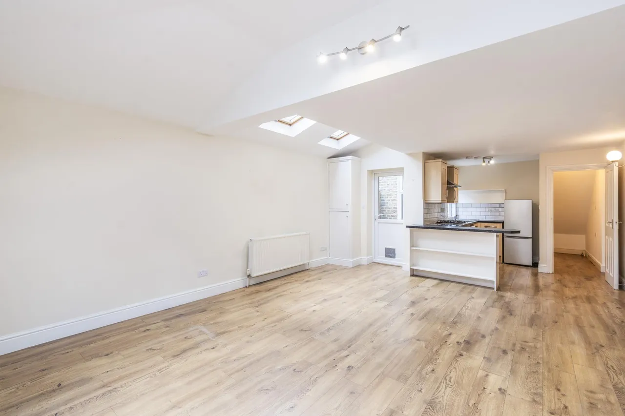 2 bed flat for sale, Berrymead Gardens, London, W3