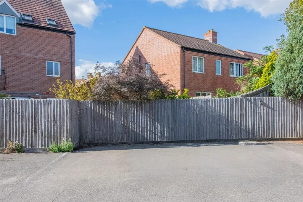 Buttercup Road, Desborough, photo 15