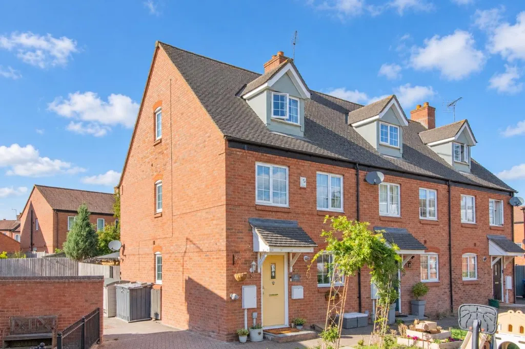 3 bed house for sale, Buttercup Road, Desborough
