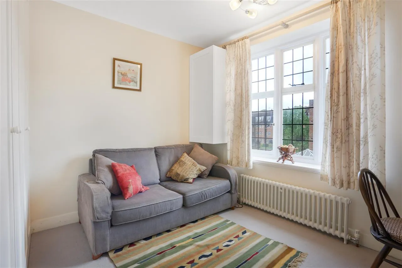 Highlands Heath, Portsmouth Road, London, photo 10
