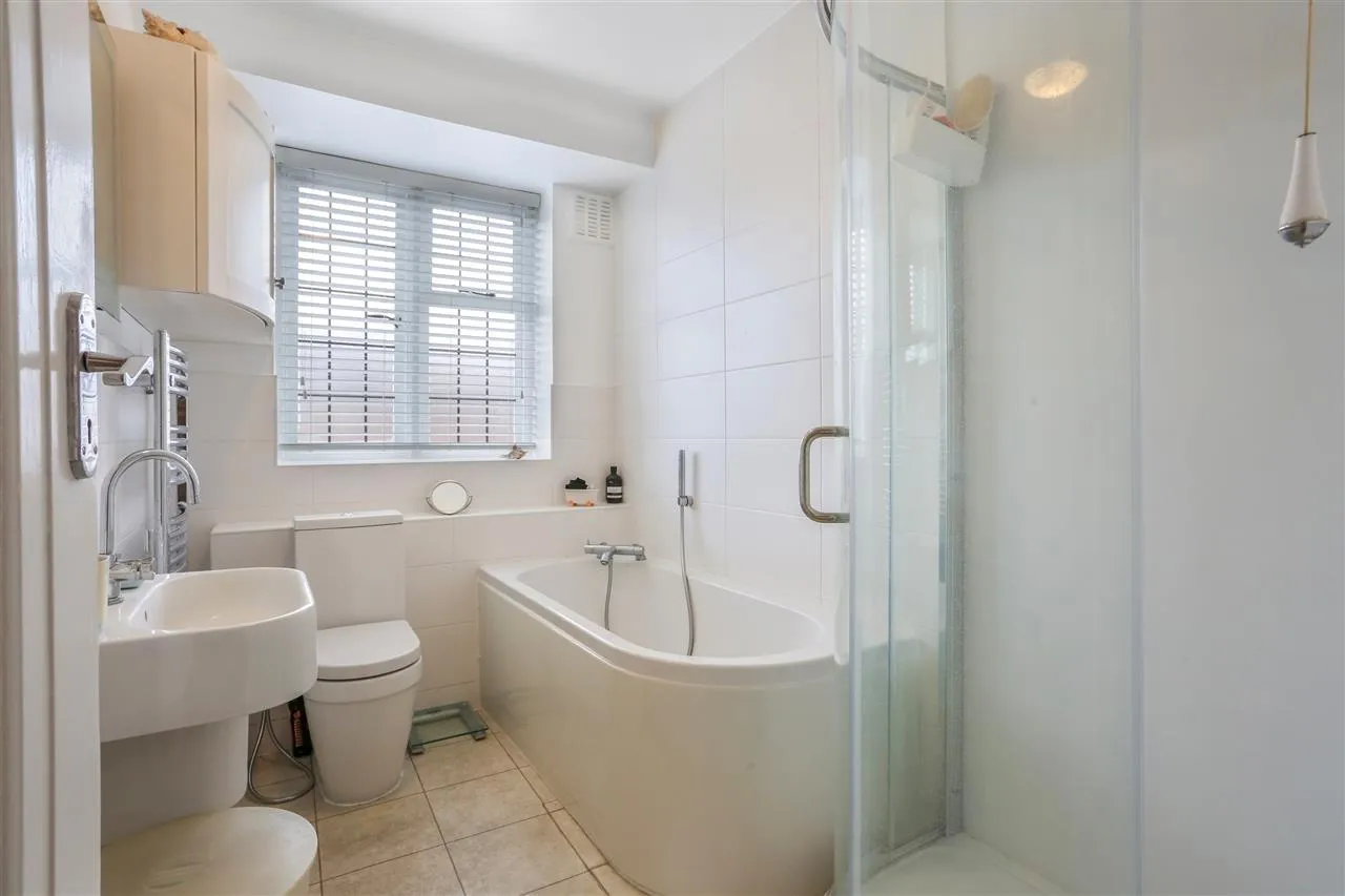 Highlands Heath, Portsmouth Road, London, photo 5