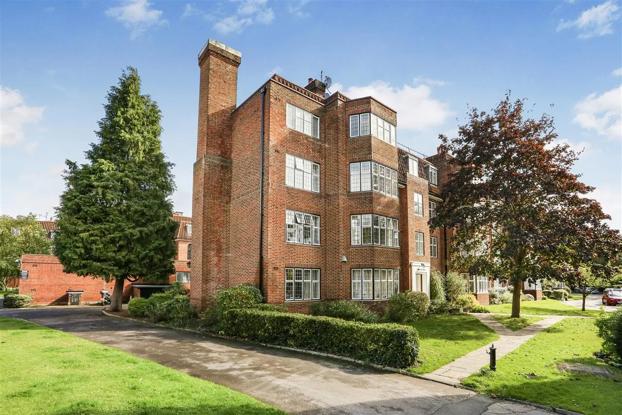 3 bed flat for sale — Highlands Heath, Portsmouth Road, London