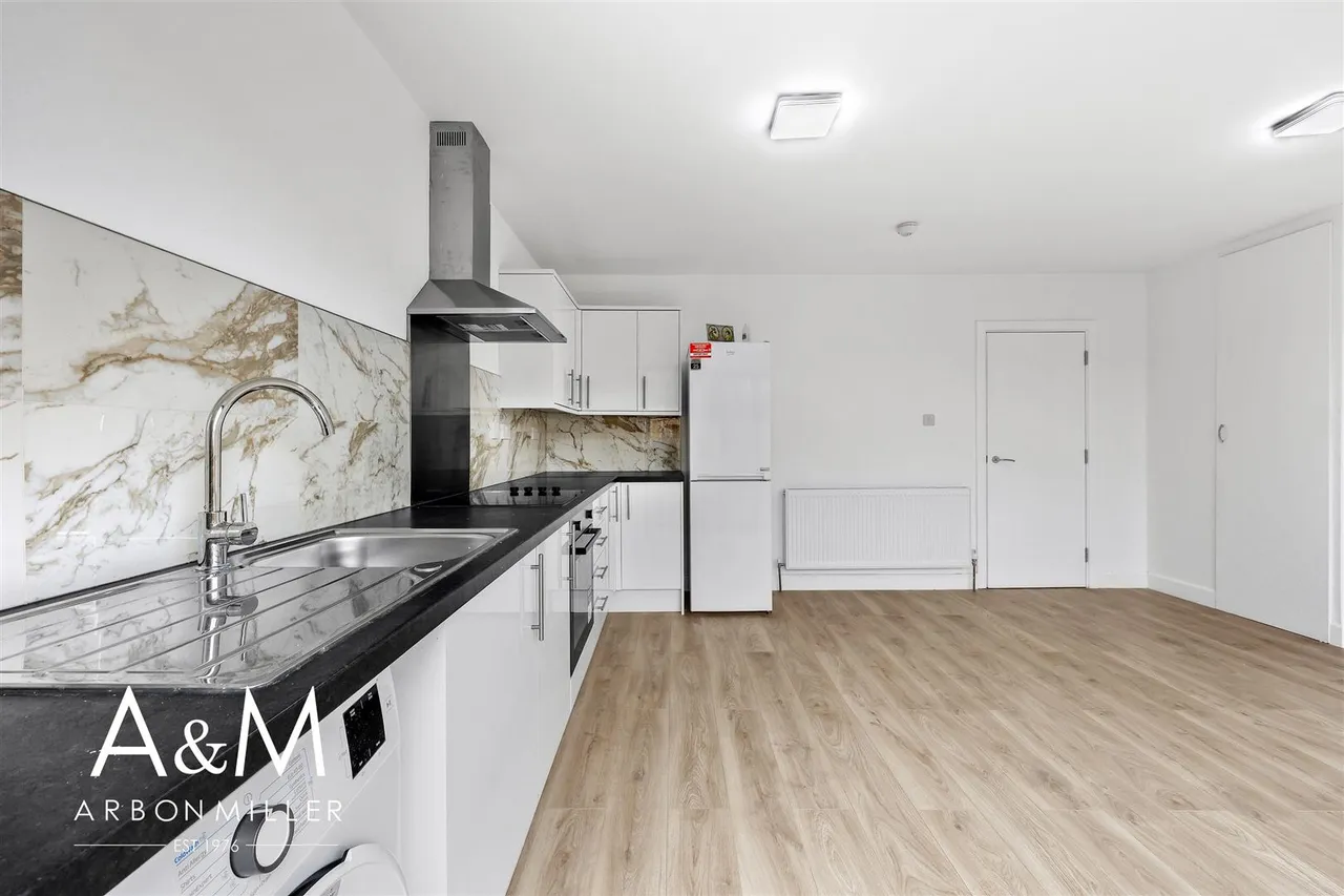 Limes Avenue, Chigwell, Essex, IG75NT, photo 4