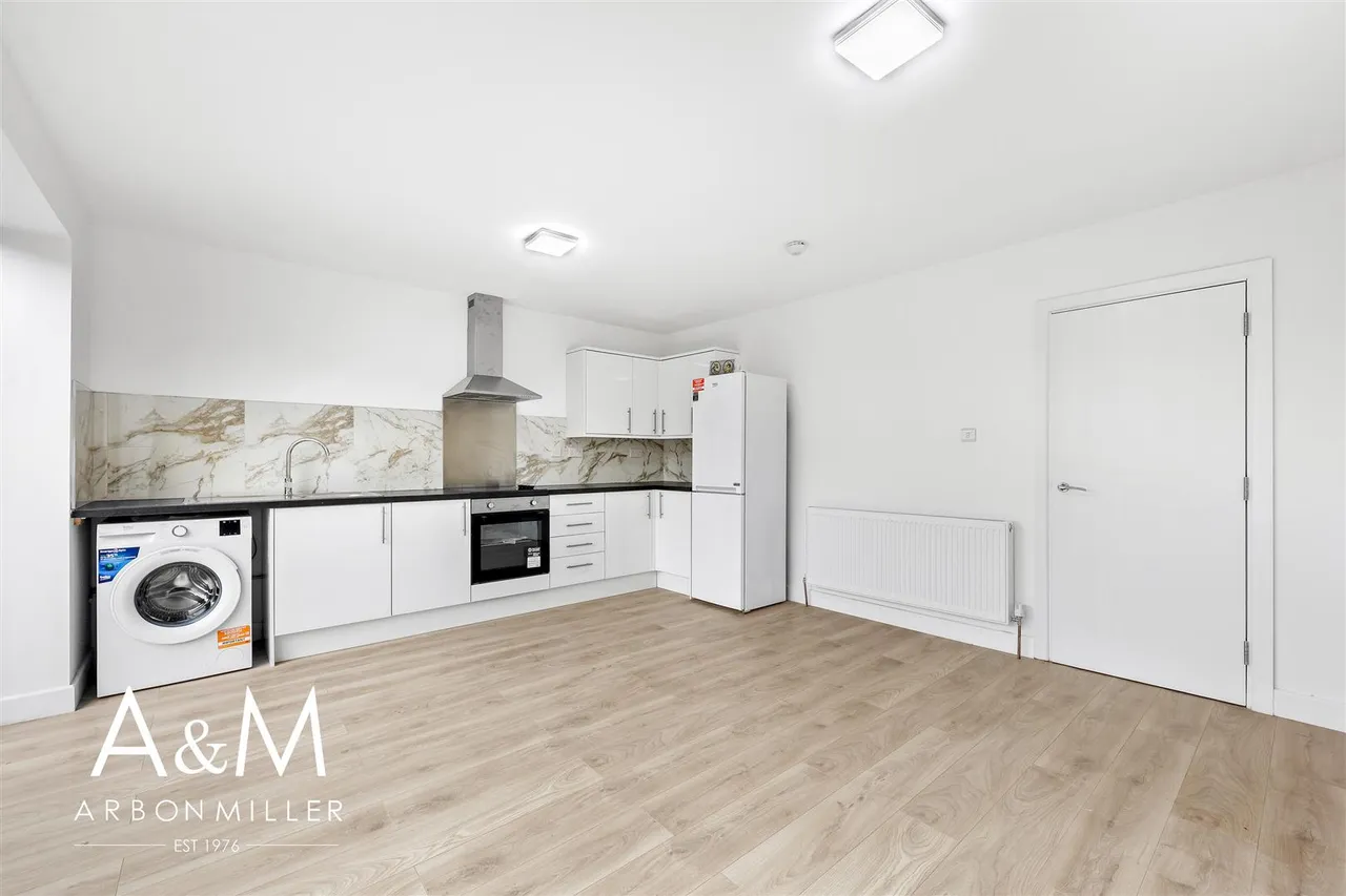 Limes Avenue, Chigwell, Essex, IG75NT, photo 2