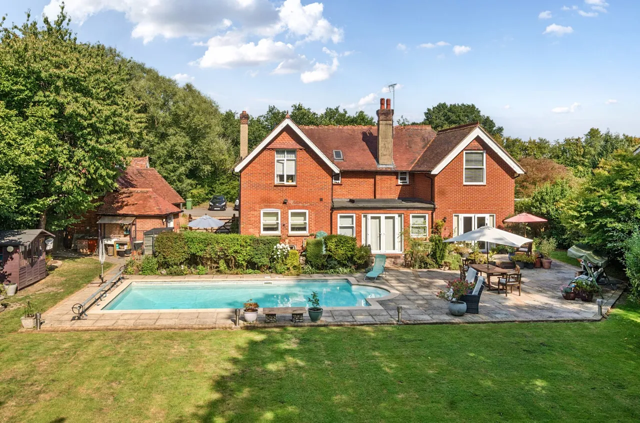 Farnham Road, Liss, GU33, photo 2