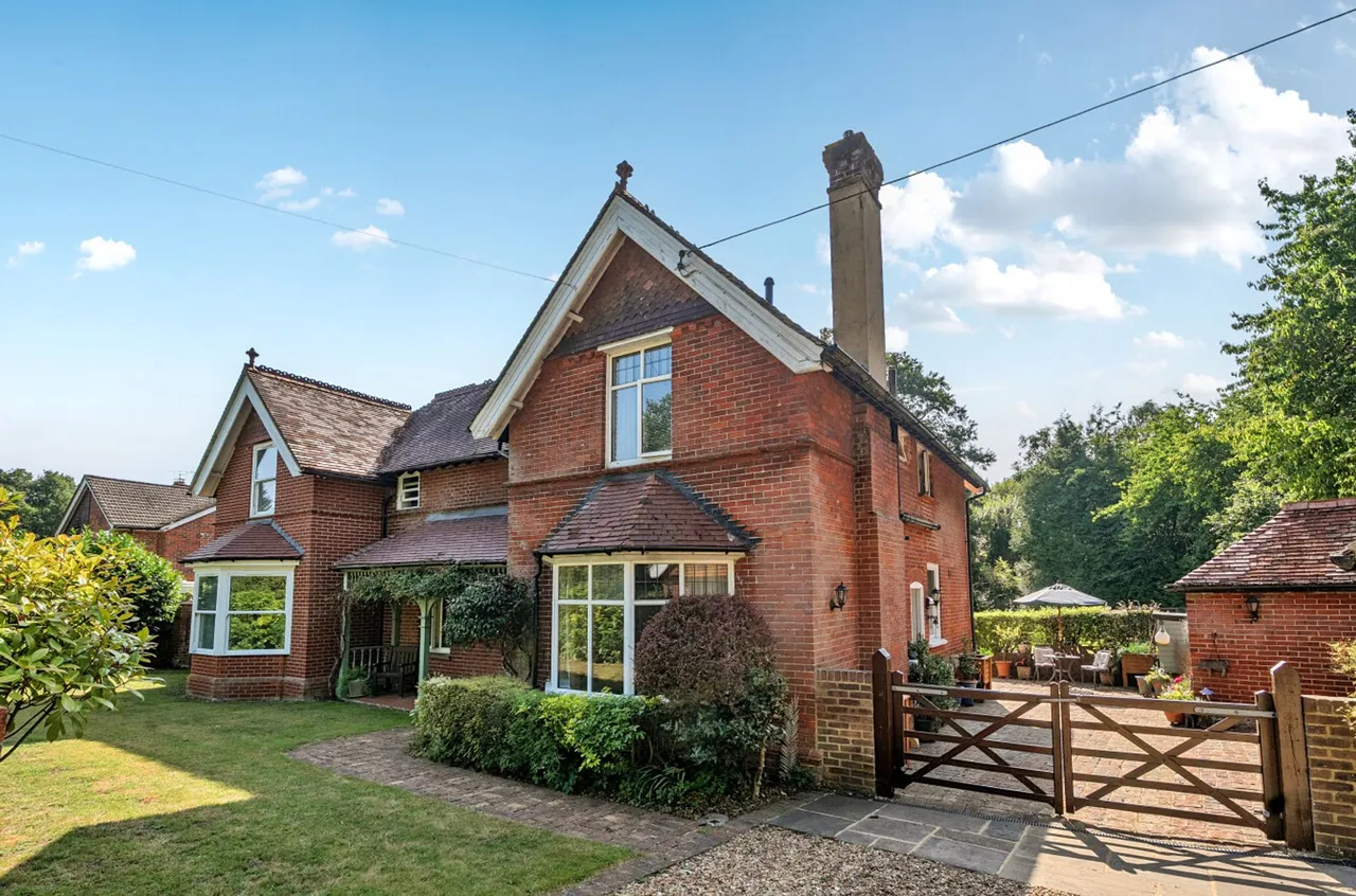 6 bed property for sale, Farnham Road, Liss, GU33