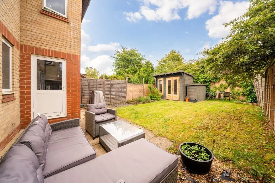 2 bed property to rent, Blyth Close, TW1