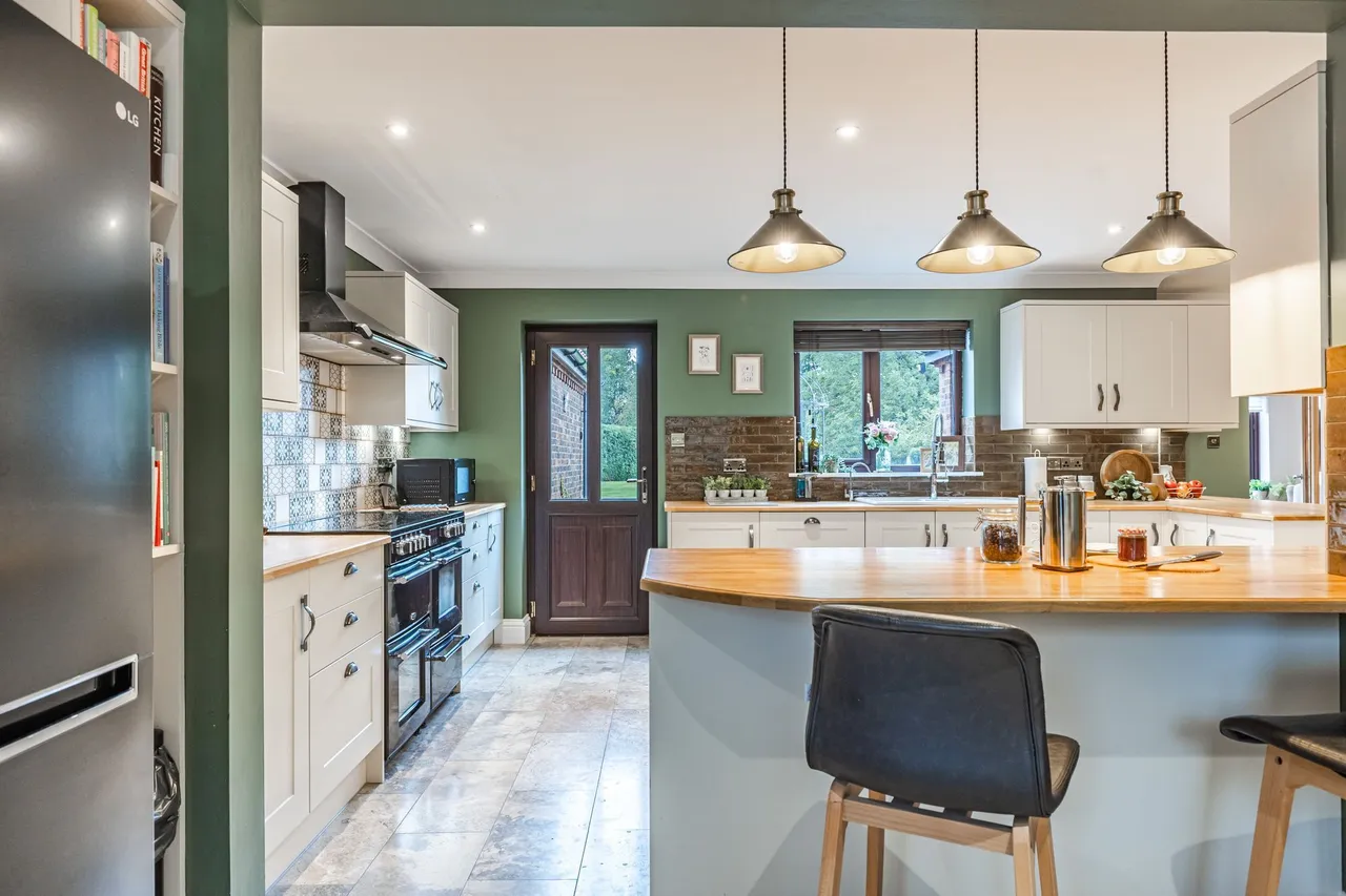 Stunning Detached Four Bedroom Home i, photo 6