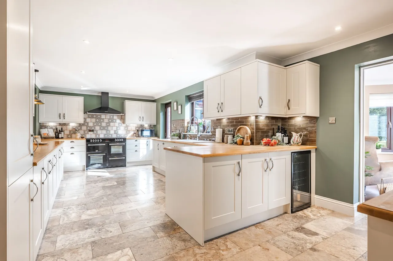 Stunning Detached Four Bedroom Home i, photo 2