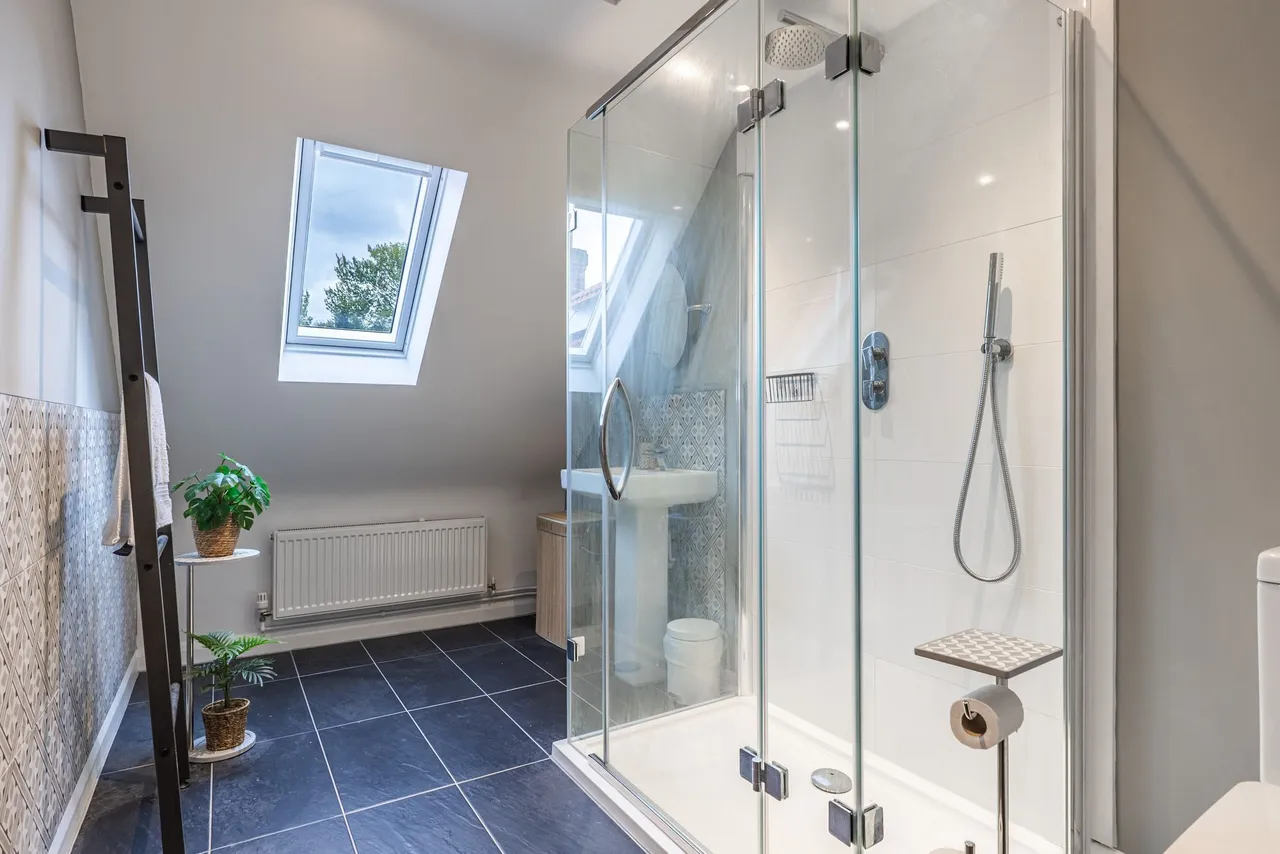Stunning Detached Four Bedroom Home i, photo 19
