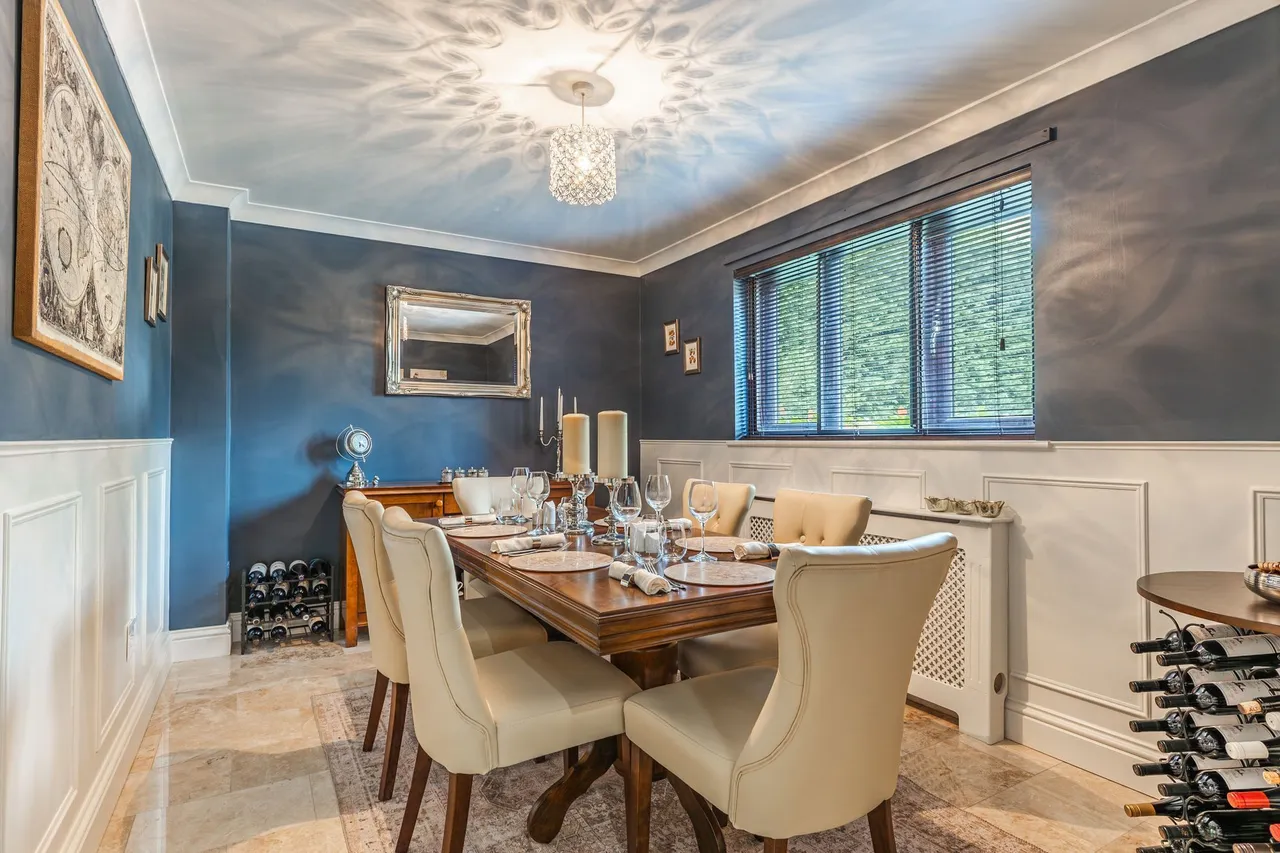 Stunning Detached Four Bedroom Home i, photo 9