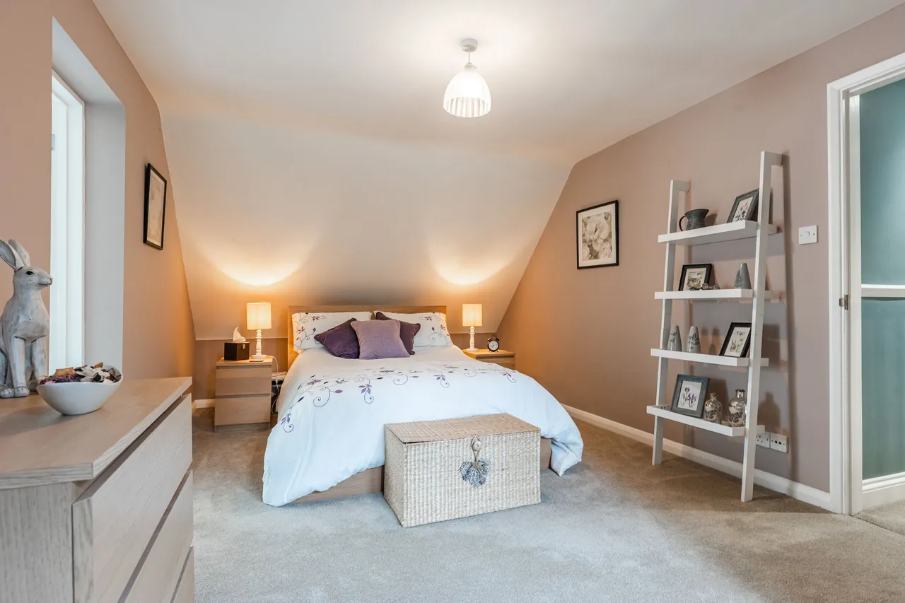 Stunning Detached Four Bedroom Home i, photo 17
