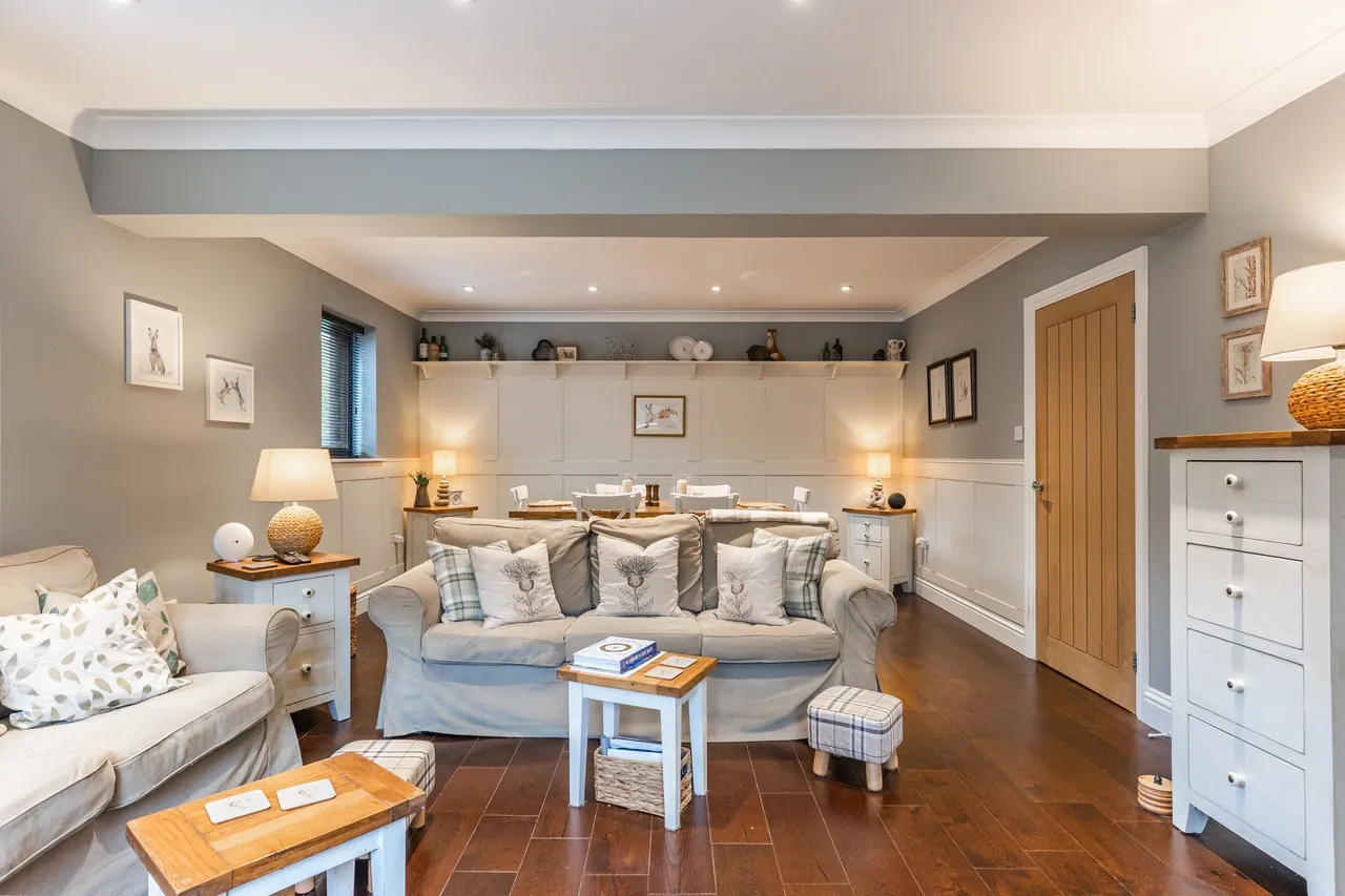 Stunning Detached Four Bedroom Home i, photo 10