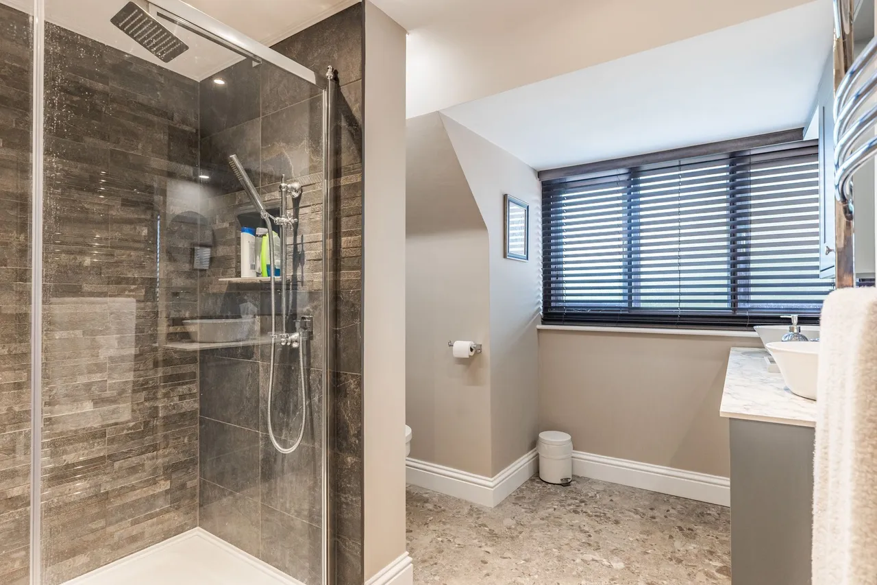 Stunning Detached Four Bedroom Home i, photo 16