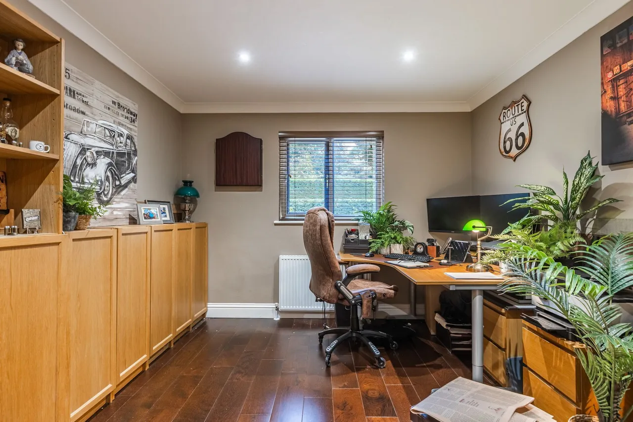Stunning Detached Four Bedroom Home i, photo 11