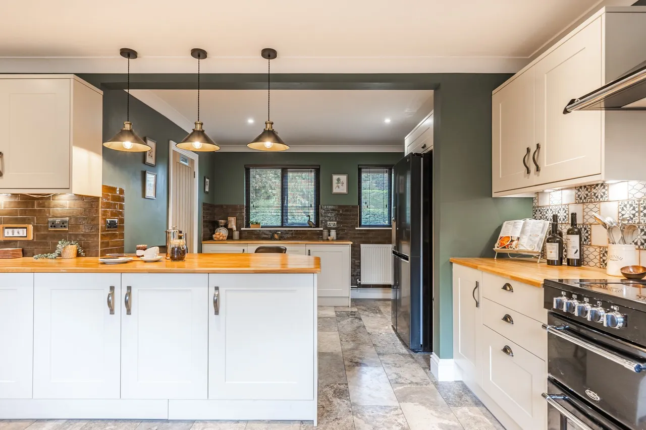 Stunning Detached Four Bedroom Home i, photo 5