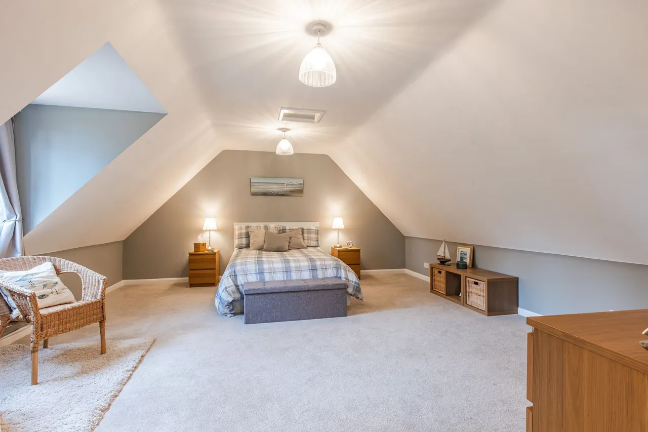 Stunning Detached Four Bedroom Home i, photo 18