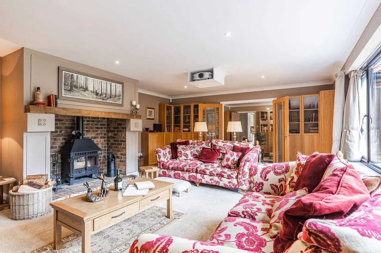 Stunning Detached Four Bedroom Home i, photo 3