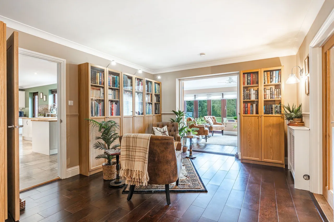 Stunning Detached Four Bedroom Home i, photo 7