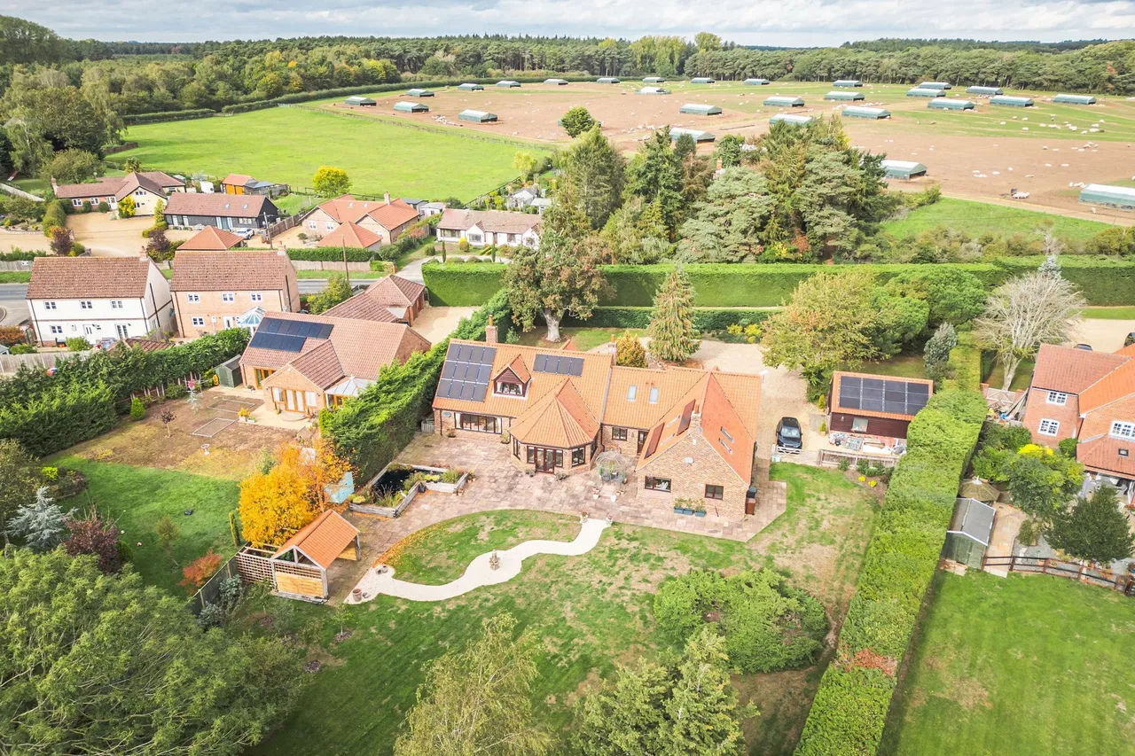 Stunning Detached Four Bedroom Home i, photo 25