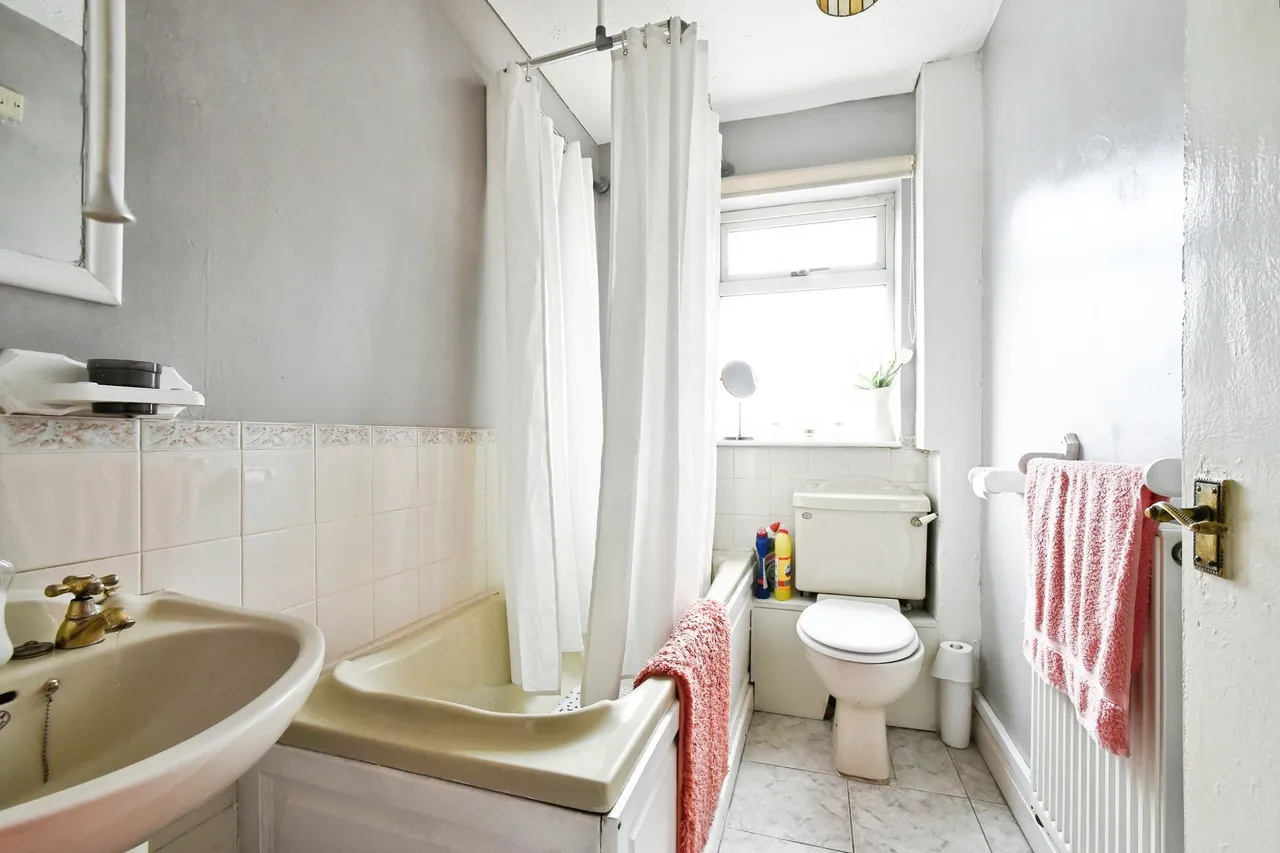 Cheney Manor Road, Swindon, SN2, photo 13