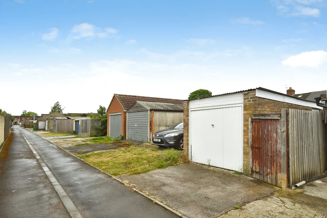 Cheney Manor Road, Swindon, SN2, photo 18