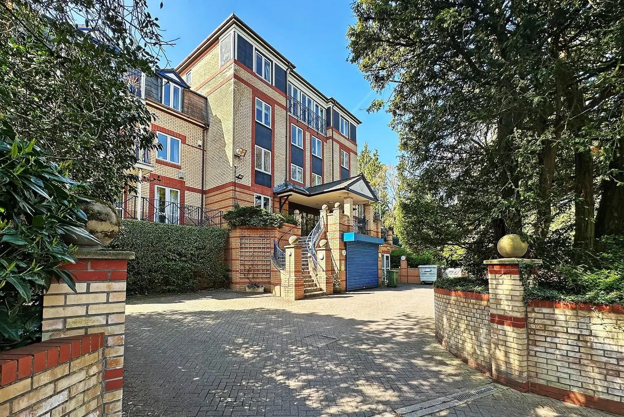 2 bed flat for sale — Racefield Road, Altrincham WA14 4AP
