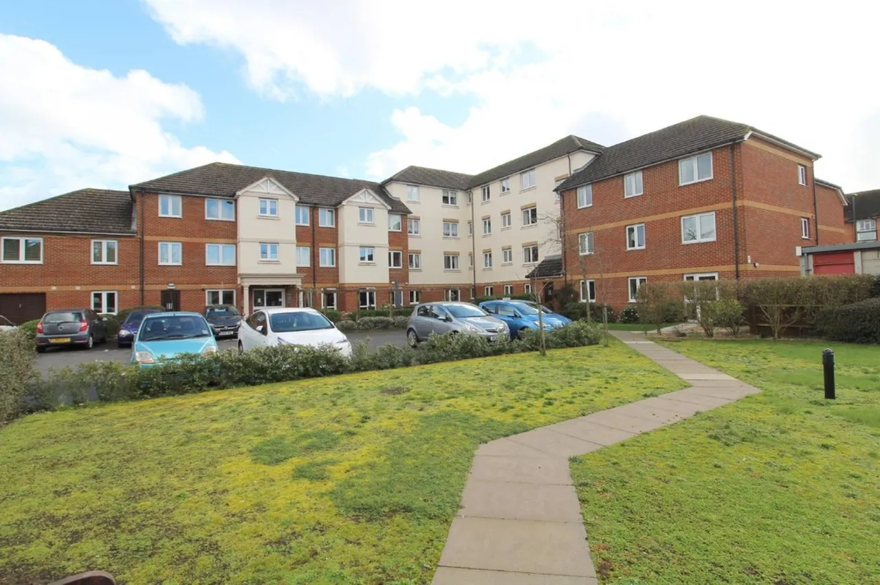 1 bed flat for sale, Parkland Grove, Ashford, TW15