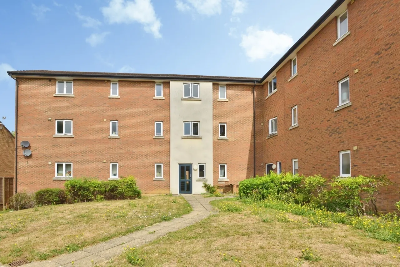 2 bed flat for sale — Hutton Avenue, Oldbrook, Milton Keynes, Buckinghamshire, MK6
