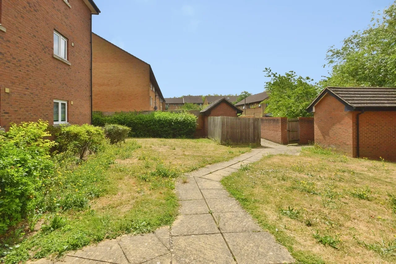 Hutton Avenue, Oldbrook, Milton Keynes, Buckinghamshire, MK6, photo 3