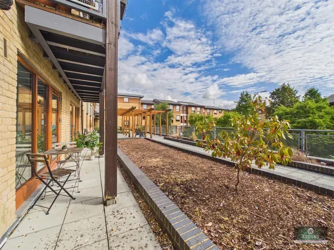 2 bed flat for sale — Rampling Court, Three Bridges