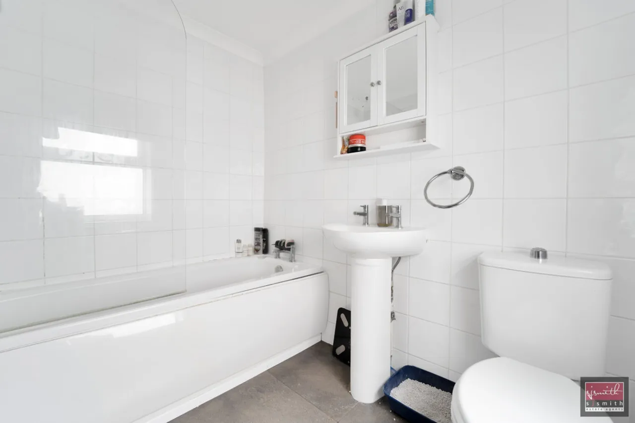 Wendover Road, Staines-upon-Thames, TW18, photo 8