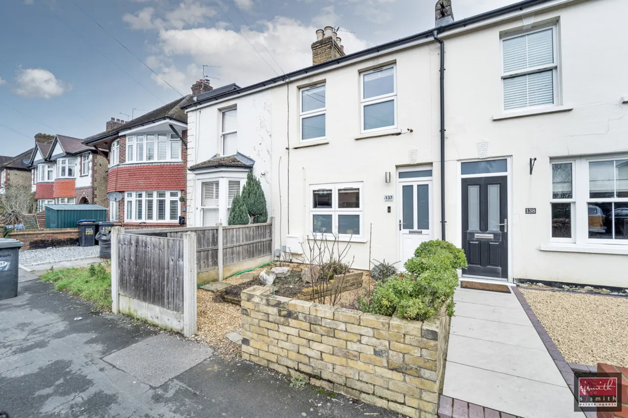 3 bed property for sale, Wendover Road, Staines-upon-Thames, TW18