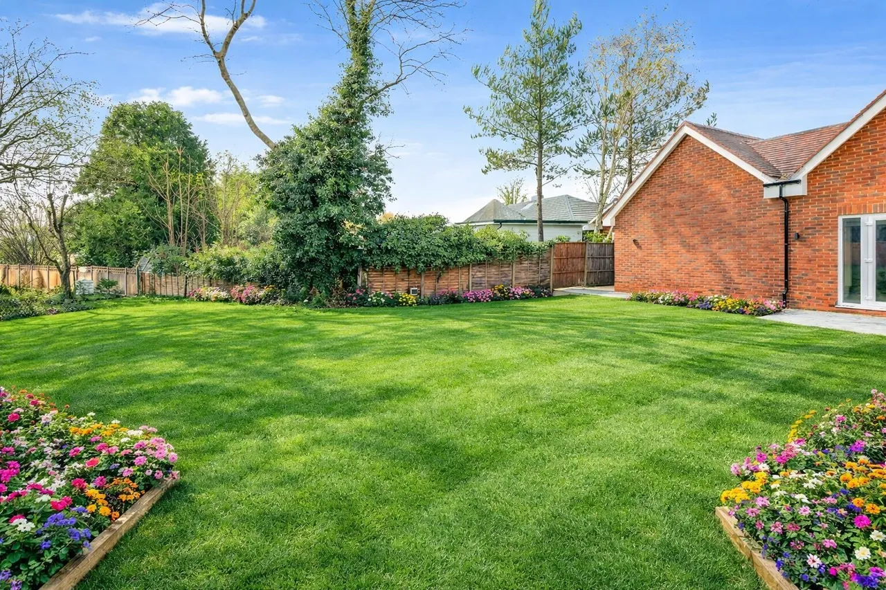 The Close, Horley, RH6, photo 3